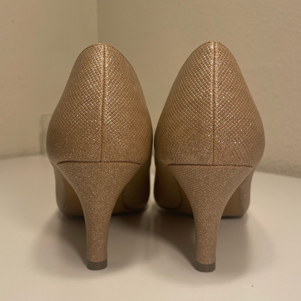 KAREN SCOTT GOLD GLITTER HEELS, WOMEN’S, SIZE 7M, NEW IN BOX. - Picture 8 of 9
